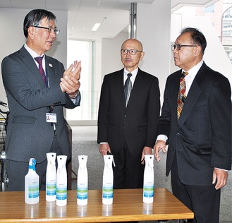 消毒液を使う鈴木市長と土井会長と福島代表取締役（右）