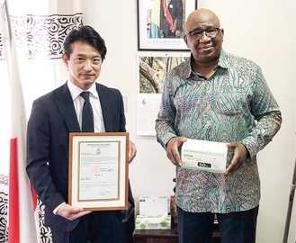 加藤氏（左）とギニア全権大使