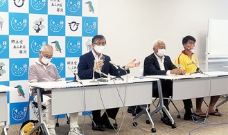 記者会見する鈴木市長（左から２番目）