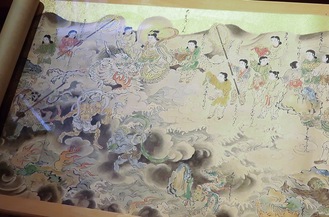 江島神社に伝わる絵巻「江嶋縁起」に記された弁財天が龍とともに島に降り立つ場面