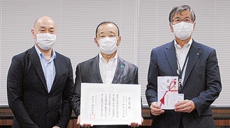 寄付を市長に手渡した齋藤理事長（中央）、山田副理事長（左）