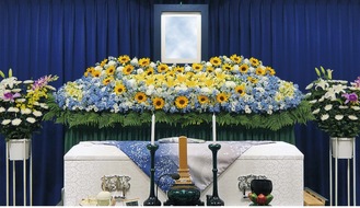やさしい色合いの「ひまわり」の花祭壇