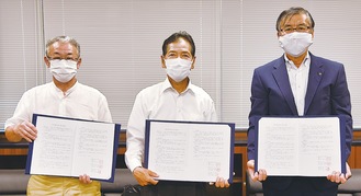 協定を結んだ（右から）鈴木市長、古澤執行委員長、一方井副会長