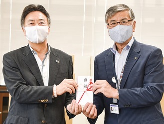 間仕切りを寄贈した藤沢法人会の川上会長（左）