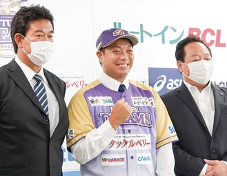 （左から）鈴木監督、高木投手、藤本代表