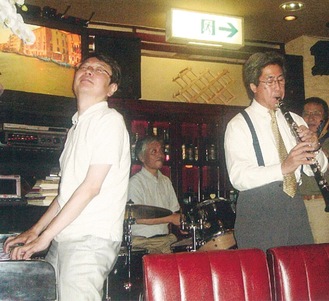 店内でピアノを演奏する松井さん（左）
