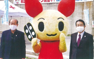 キャンペーンに臨んだ最上勧進元（左）と藤崎所長