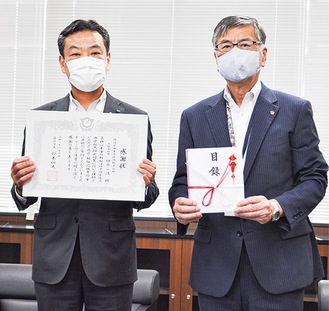鈴木市長から感謝状を受け取る砂永支社長(左)