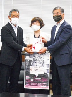 贈呈を行う増田会頭（左）星谷会長（中央）鈴木市長