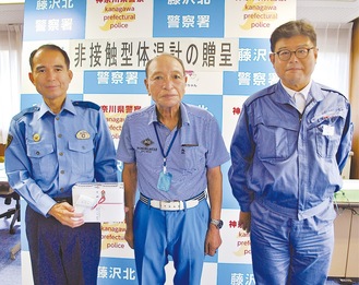 寄付をした川又会長（中央）と役員の藤木利隆さん（右）