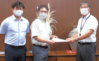 鈴木市長に要求書を手渡す岩崎議長（中央）と興邊会長（左）