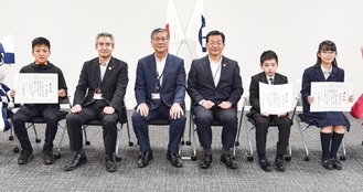 生涯学習特別貢献表彰を受賞した森且貴さん（左）、奥島愛花さん（右）、寺内瑠偉さん（右から２番目）