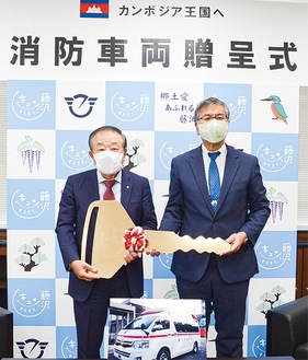 南ＲＣの湯浅会長（左）と鈴木市長