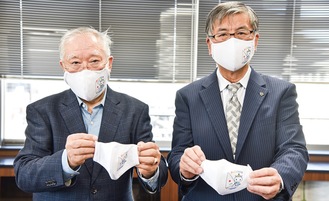 寄贈したマスクを持つ福島代表取締役（左）と鈴木市長