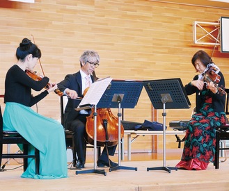 （左から）萩原さん、藤村さん、中村さんが体育館で演奏した