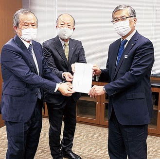 鈴木市長にガイドラインを手渡す相原宮司（左から1番目）と湯浅会長（中央）