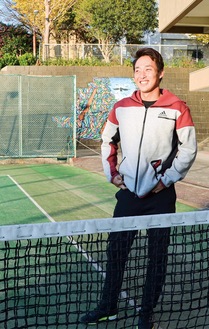 藤沢翔陵高校のテニスコートで、当時を振り返る添田選手