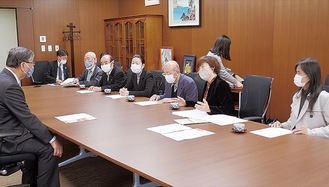 鈴木市長に報告するメンバー（右側）