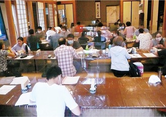 市内高倉の東勝寺で開かれている日本語教室「日本語友の会｣の授業の様子（写真は昨年６月、現在は休校中）