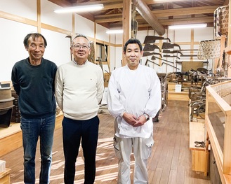 資料館作りに貢献した（左から）長田さん、泊瀬川宮司、御厨さん