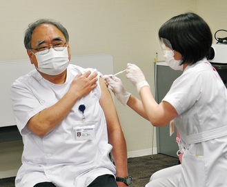ワクチン接種を受ける常田院長（左）（＝８日、藤沢市民病院）