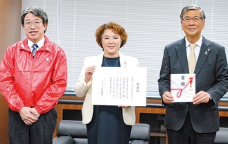 （左から）岡崎さん、麻倉実行委員長、鈴木市長