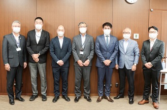 鈴木恒夫市長（中央）を表敬訪問した小河静雄代表（右から３人目）と同社関係者ら（藤沢市提供）