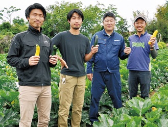 （左から）山崎さん、農家スタッフの田中春太さん、松山さん、松岡さん
