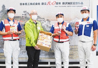 NSK労組桐原支部メンバーとフードバンクの藤田さん（右から3人目）