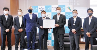 鈴木市長（右から３人目）、藤原会長（中央）