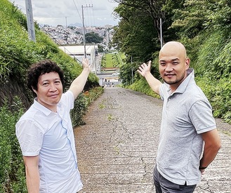西富歩道橋付近から伸びる水道みちを指す大久保さん（左）と穴水さん