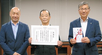 寄付金を届けた齋藤理事長（中央）と山田副理事長（左）
