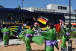国旗を手に「江島ヨット音頭」を踊る「江の島夕波会」のメンバー