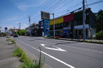 JR辻堂駅南口からまっすぐ海へ抜ける通称「サーファー通り」