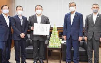 感謝状を手にする世木田さん（左から３番目）