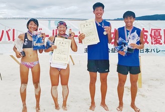 賞状やトロフィーを手に笑顔の（左から）野口さん、伊藤さん、安達さん、島田さん（写真は野口さん提供）