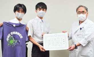 常田院長から感謝状を受け取る湘南高校３年の中津川さん（中央）と福永優さん（左）