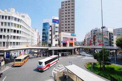 藤沢の玄関、藤沢駅（南側）。藤沢駅から新宿駅まで電車で移動した場合、およそ53分～1時間3分ほどかかる。運賃は900円～990円（2021年10月現在）