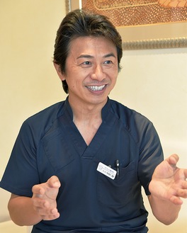 インタビューに答える中村健歯科医師