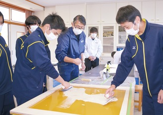 本漆喰の塗り方を教わる生徒たち