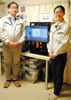 開発した「TR-100」と佐藤さん（右）と崔さん。きょう19日から慶應藤沢イノベーションビレッジ（市内遠藤【電話】0466-54-9003）で活動予定