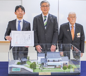模型を前に。左から本郷社長、鈴木市長、三觜さん
