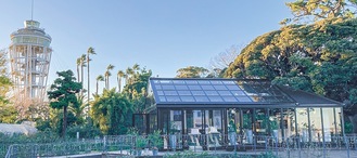 11月に完成した｢温室遺構展示体験棟｣と江の島シーキャンドル（市提供）