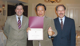 米国ハーバード大学歯学部インプラント科・ウェルバー教授（右）と記念写真（中央は角田院長）