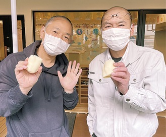 石鹸を手にする川村さん（右）と島田さん