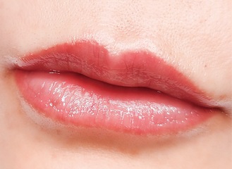 リップアートメイクを施術し定着後の唇