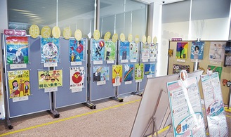市内の小中学生が描いた選挙啓発ポスターを展示