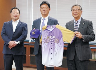 （左から）藤本球団代表、川村監督、鈴木市長
