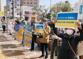 プラカードを掲げ、反戦を訴える市民団体（＝７日、藤沢駅）
