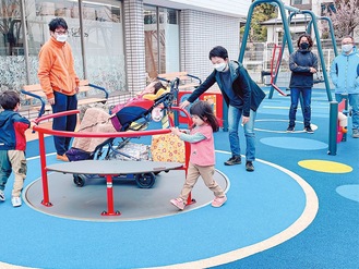 車いすの子どもも一緒に楽しめる回転遊具